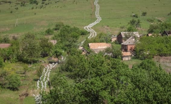 Ukraina thotë se po i reziston sulmeve të rënda në lindje në mes të avancimit rus
