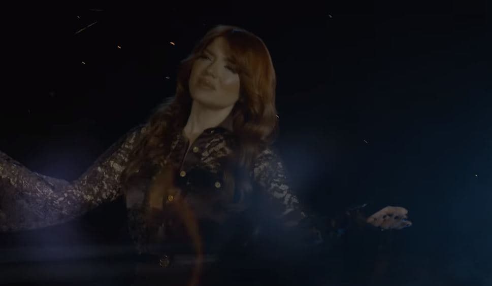 Edona Llalloshi me këngë kushtuar grave të vrara (VIDEO)
