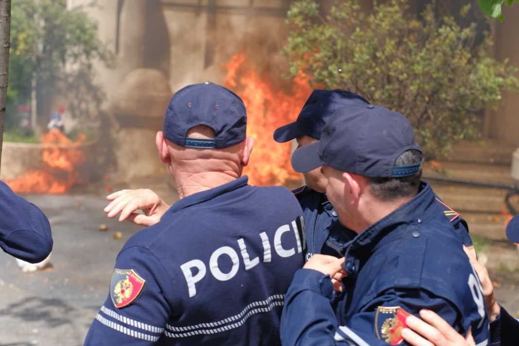 Lirohen protestuesit e Tiranës që hodhën molotov e sulmuan policinë