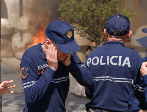 Tensione në protestën e opozitës para Bashkisë në Tiranë