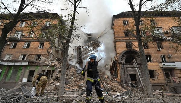 Sulmi rus në Zaporizhzhia të Ukrainës vret dy persona dhe plagos gjashtë të tjerë