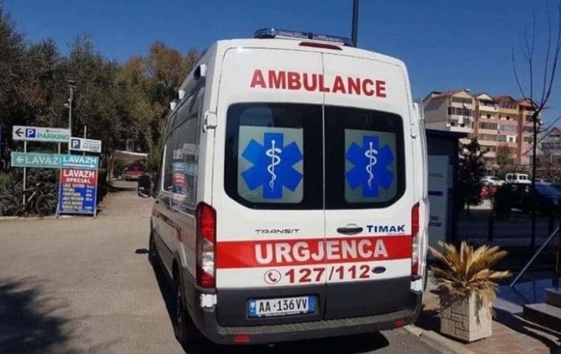 U rrëzua teksa ngiste biçikletën, një 76-vjeçar vdes rrugës për në spitalin e Korçës