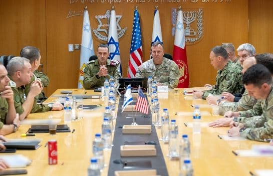 Zyrtarët izraelitë takohen me komandantin amerikan për të diskutuar 'operacionet mbrojtëse dhe sulmuese'