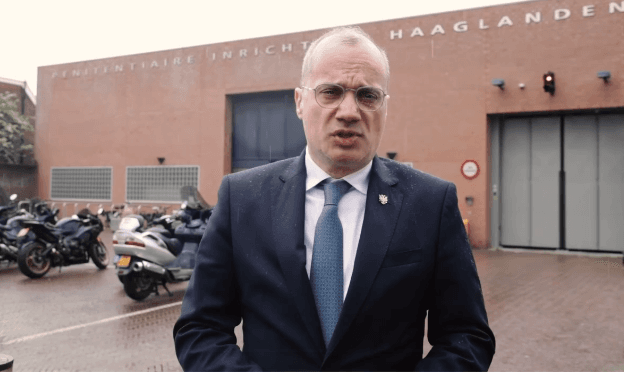 Hasani i Shqipërisë viziton Thaçin në Hagë: Mbresëlënëse qetësia e tij – mbështetja jonë s’do të mungojë