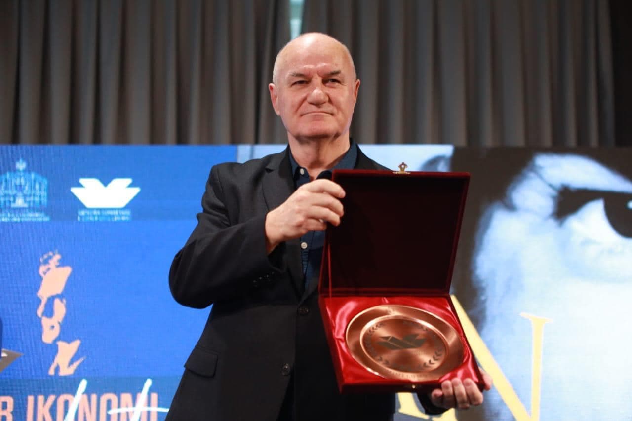Ilir Ikonomi fiton Çmimin “Lumo Skëndo” 2023