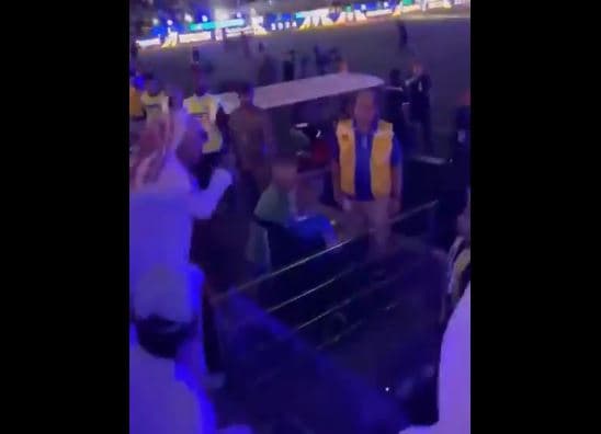 Dyshohet se futbollisti i Al-Ittihad u sulmua me kamxhik nga një tifoz pas humbjes (VIDEO)
