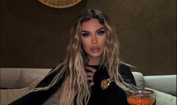 Adelina Tahiri merr vëmendjen me fustanin transparent
