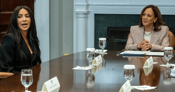 Kim Kardashian pritet nga Kamala Harris në Shtëpinë e Bardhë për të diskutuar mbi reformën e drejtësisë penale