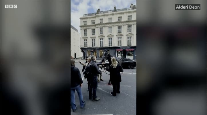 Arratisen kuajt e ushtrisë britanike, vrapuan nëpër qendër të Londrës, lëndohen katër persona