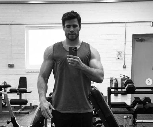 Liam Hemsworth tregon muskujt