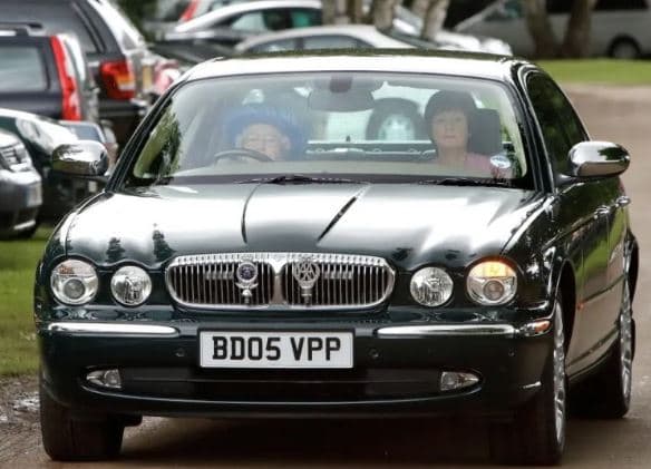 Del në ankand makina e Mbretëreshës Elizabeth II