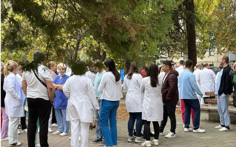 Punëtorët shëndetësor në Maqedoni të Veriut protestuan sot