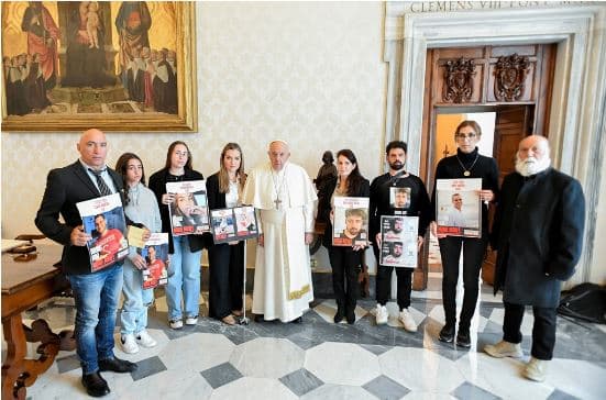 Papa takon familjet e pengjeve izraelite