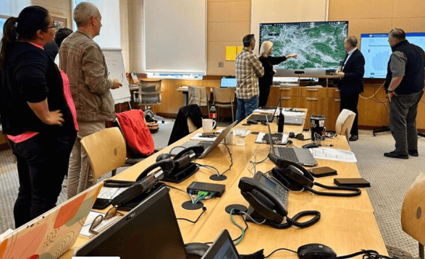 Përfaqësues të ambasadës së SHBA-së në terren, mbikëqyrin procesin zgjedhor