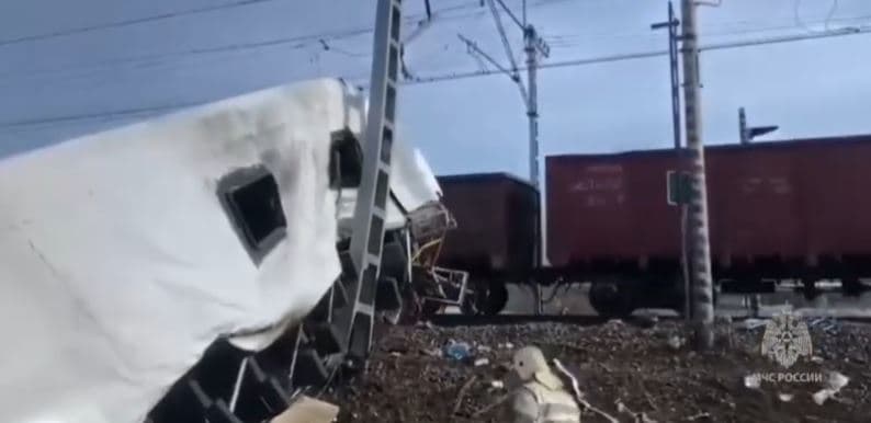 Përplaset autobusi dhe treni në Rusi, tetë persona vdesin