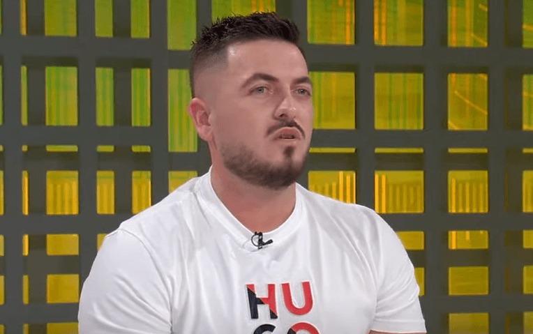 Frizeri i njohur: Nuk mundesh me hy në estradë pa kaluar kah Riza (VIDEO)