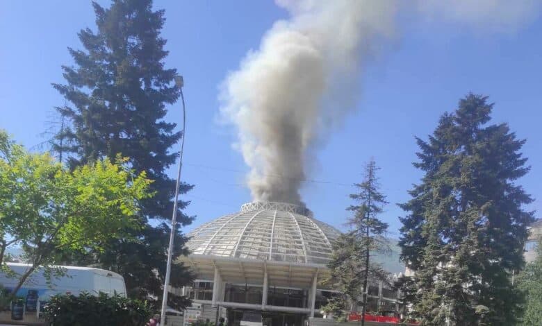 Salla Universale në Shkup përfshihet nga zjarri