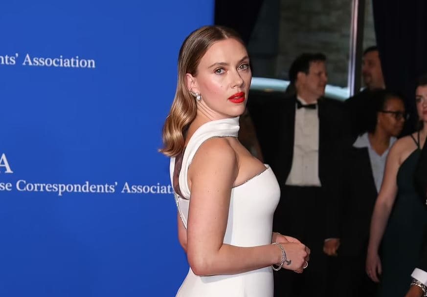 Scarlett Johansson duket si hyjneshë me të bardha