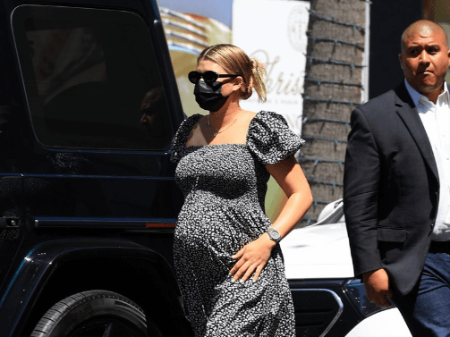 Sofia Richie shihet duke blerë rroba për foshnjën e saj