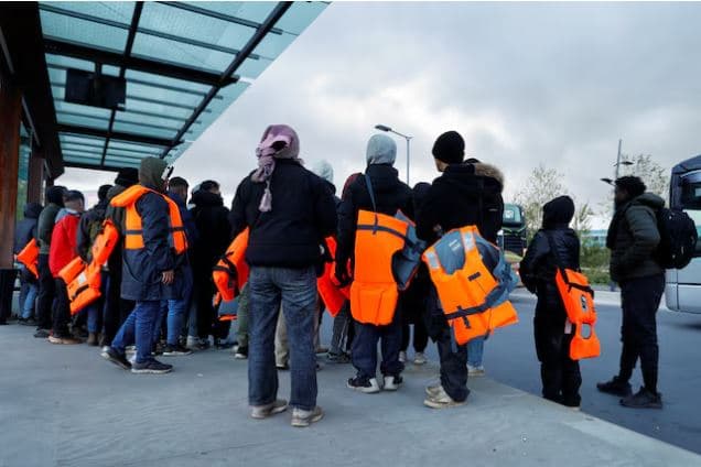 Tre të arrestuar për vdekjen e emigrantëve në Kanalin Anglez
