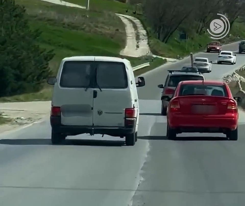 Raportohet në rrjete sociale për tejkalim në vijë të plotë, policia gjobit shoferin