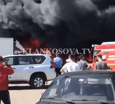 Zjarri në një fabrikë në Podujevë, zjarrfikësit dhe policia në vendngjarje