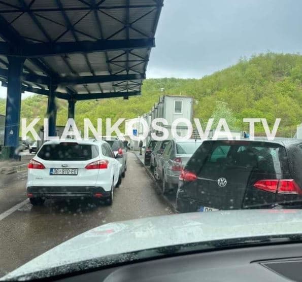 Deri në gjysmë ore pritje për të dalë nga Kosova