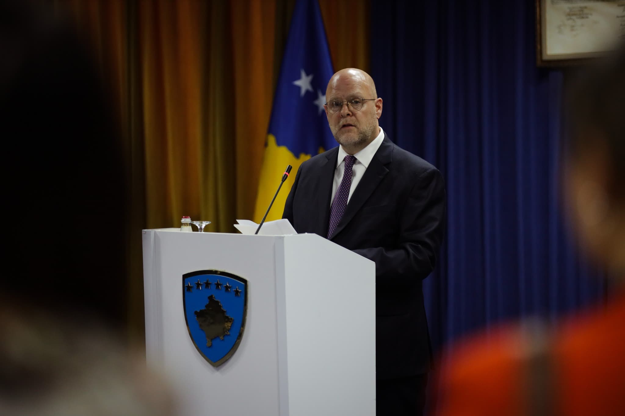 Hovenier: Kosova mund të përparojë vetëm me përkrahjen e ShBA-së, t’i marrë parasysh shqetësimet tona