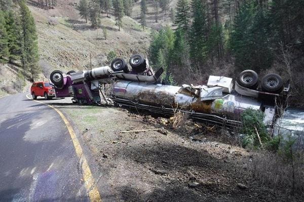 Përplasja e kamionit në Oregon lëshon 77,000 salmonë në pjesën e gabuar të ujit