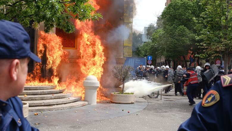 Qëllohet godina me molotov në protestën te Bashkia Tiranë, shoqërohen dy persona