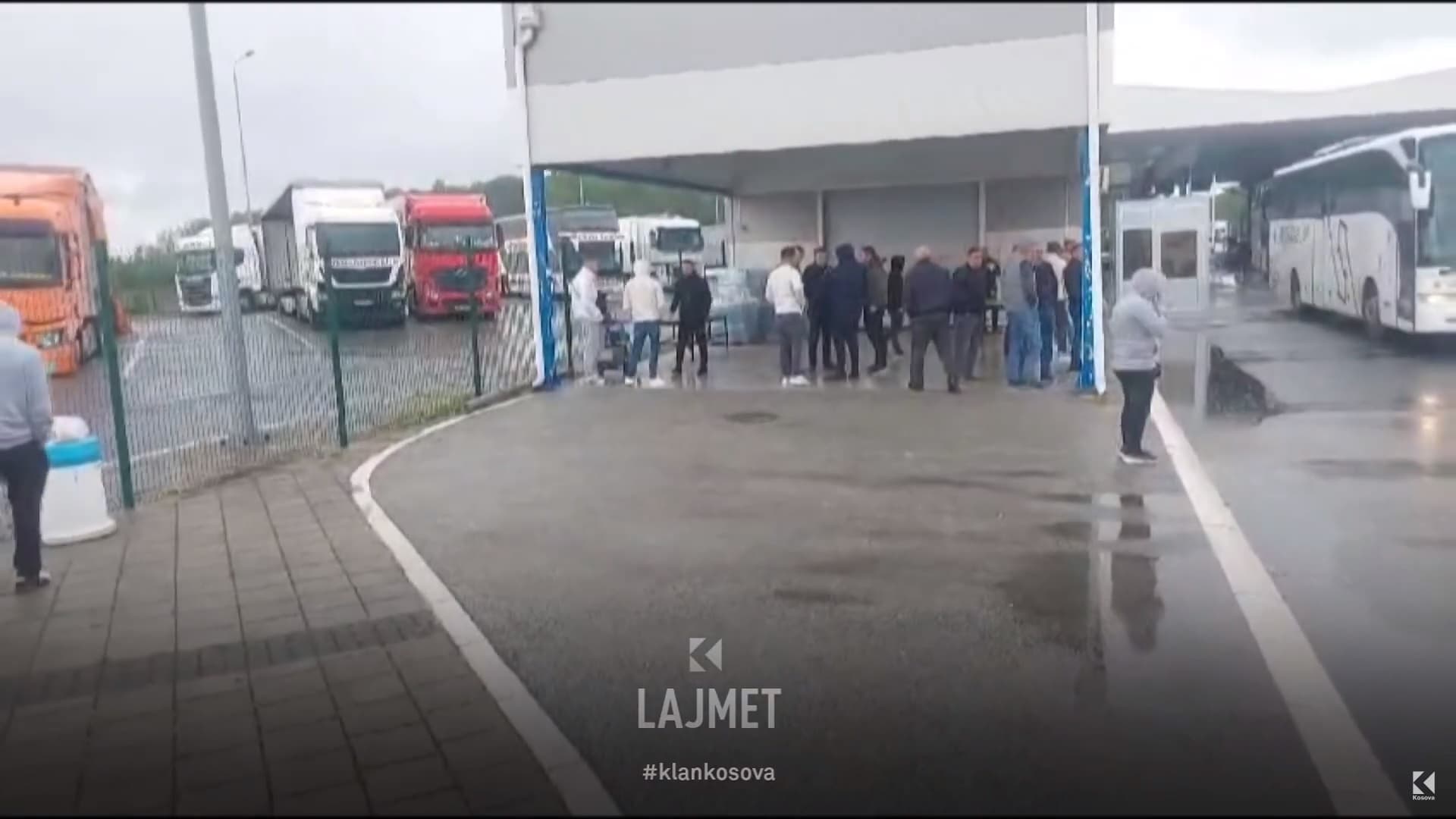 Hakmarrja serbe: Serbia bllokoi qindra kosovarë në kufi (VIDEO)