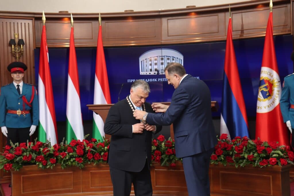 Orbani viziton Republika Sërpskan, nderohet me medalje nga Dodiku
