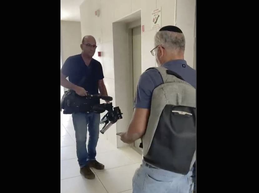 Zyrtarët izraelitë i konfiskojnë kamerën dhe pajisjen e transmetimit AP-së