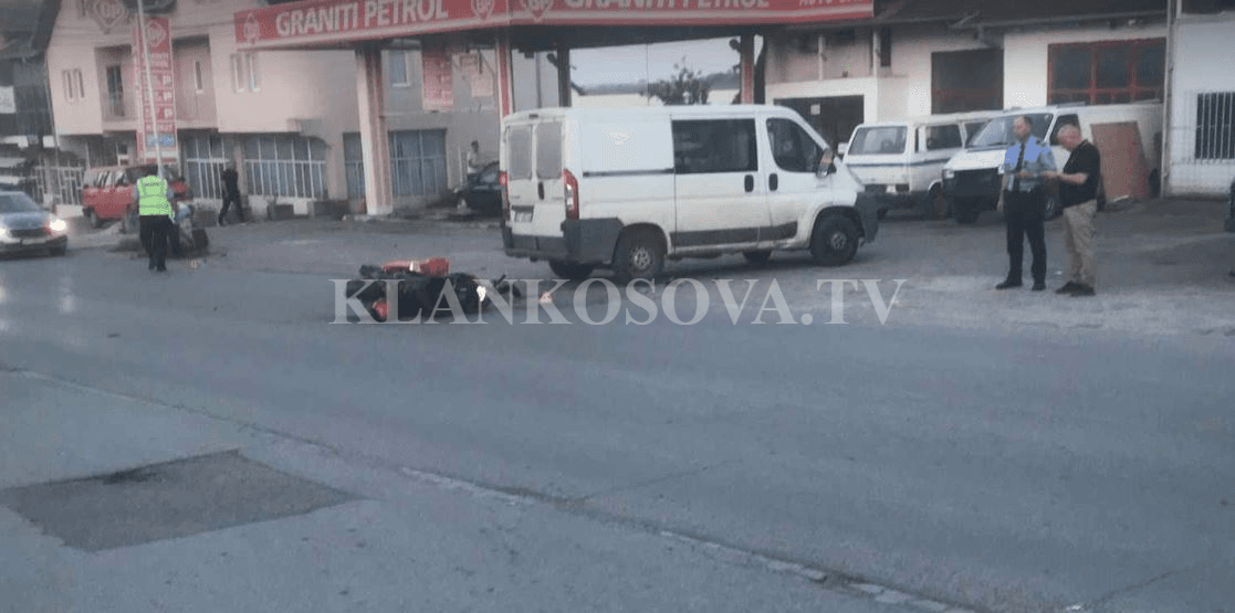 Aksident mes një veture dhe motoçiklete në Mitrovicë, vdes 26-vjeçari