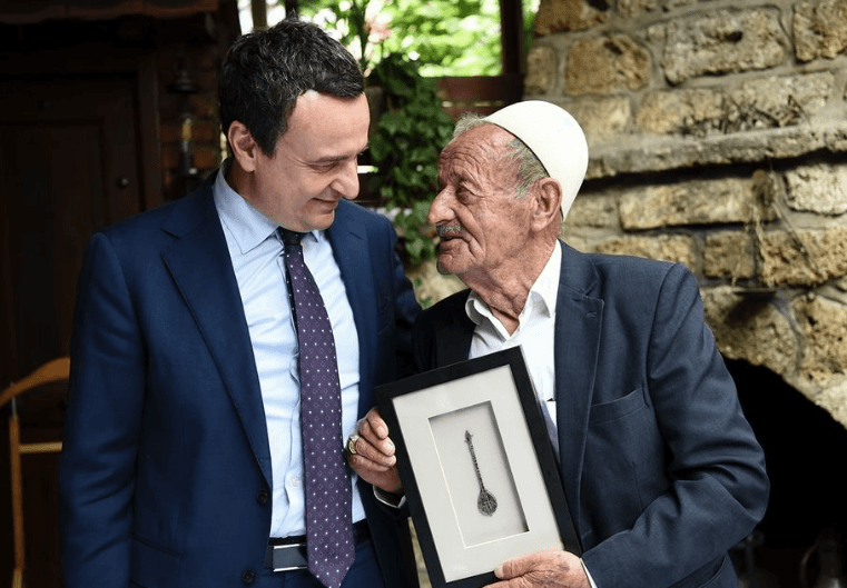 Kurti kaloi kohë me bacën Imer, bartësin klasik të folklorit shqiptar: Biseduam për çiftelinë...