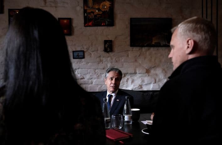 Blinken nga Kievi: Atë që e ka shkatërruar Putini, Rusia duhet ta paguajë – koha s’është në anën e tij
