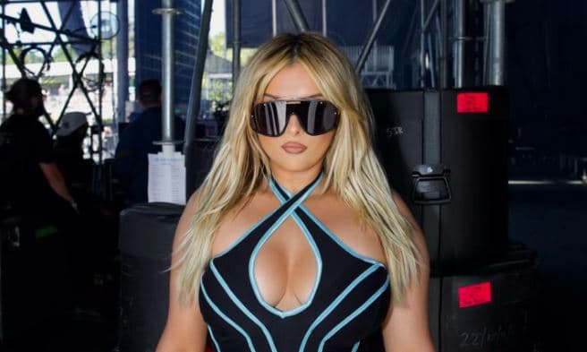 Bebe merr vëmendjen me veshjen në performancën e festivalit ‘BottleRock Napa Valley’