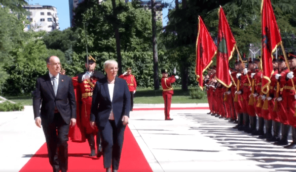 Presidentja e Sllovenisë pritet me ceremoni shtetërore nga Bajram Begaj