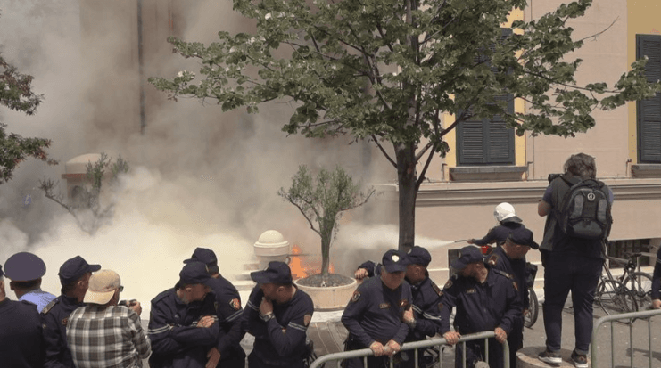 Protesta e radhës para Bashkisë së Tiranës, policia ka një thirrje për organizatorët