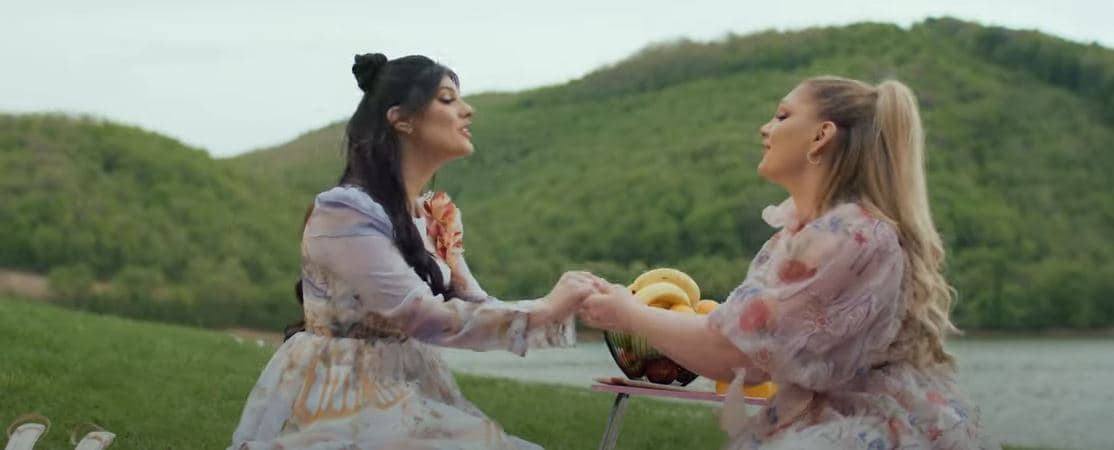 Beslira i dedikon këngë motrës së saj (VIDEO)