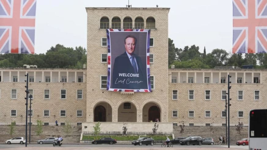 Cameron do të vizitojë Tiranën, vendoset posteri gjigant ku i urohet mirëseardhje