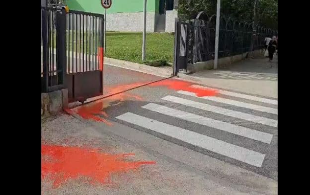 Kuqezinjtë hedhin ngjyrë gjaku para federatës, kundërshtojnë bashkëkandidimin e Shqipërisë me Serbinë