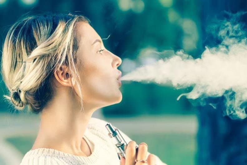 Rreziku i kancerit të mushkërive mbetet i lartë për duhanpirësit që kalojnë në vaping