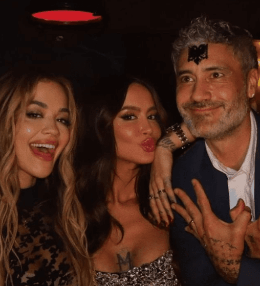 Dafina Zeqiri pozon krah Rita Orës dhe burrit të saj me shqiponjën në ballë