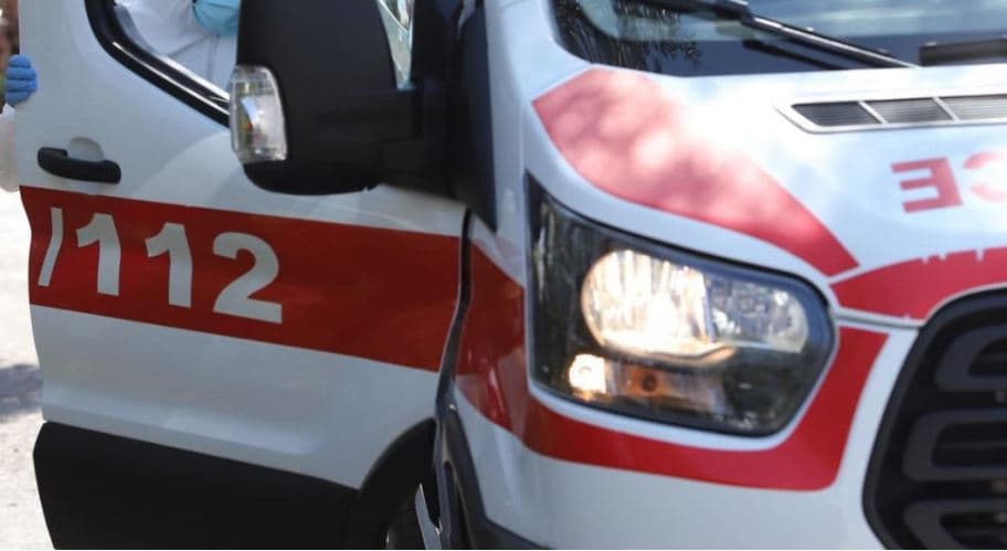 Theu xhamin e banesës së tij, vdes në spitalin e Elbasanit 27-vjeçari
