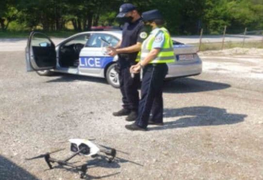 Droni i policisë, gjobit shoferen që bëri tejkalim në vijë të plotë