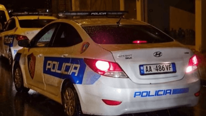 Sherr me shishe qelqi mes disa vajzave në Korçë, lëndohet njëra prej tyre