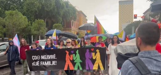 “Çdo ngjyrë një familje”, LGBTQ+ mban paradë në Tiranë