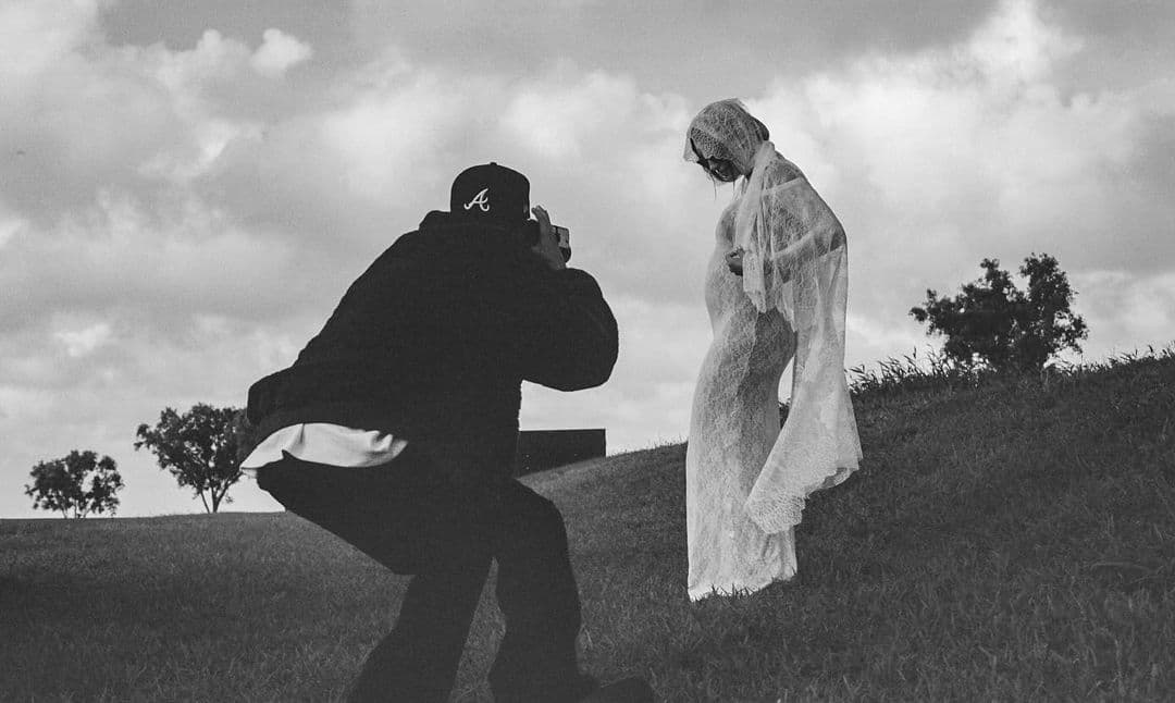 Hailey dhe Justin Bieber po bëhen prindër për herë të parë (FOTO)