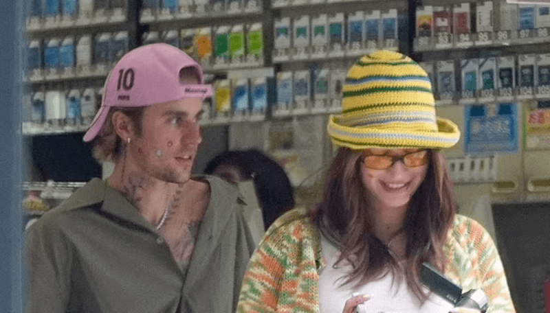 Justin dhe Hailey shfaqen të lumtur pranë njëri-tjetrit rrugëve të Tokio